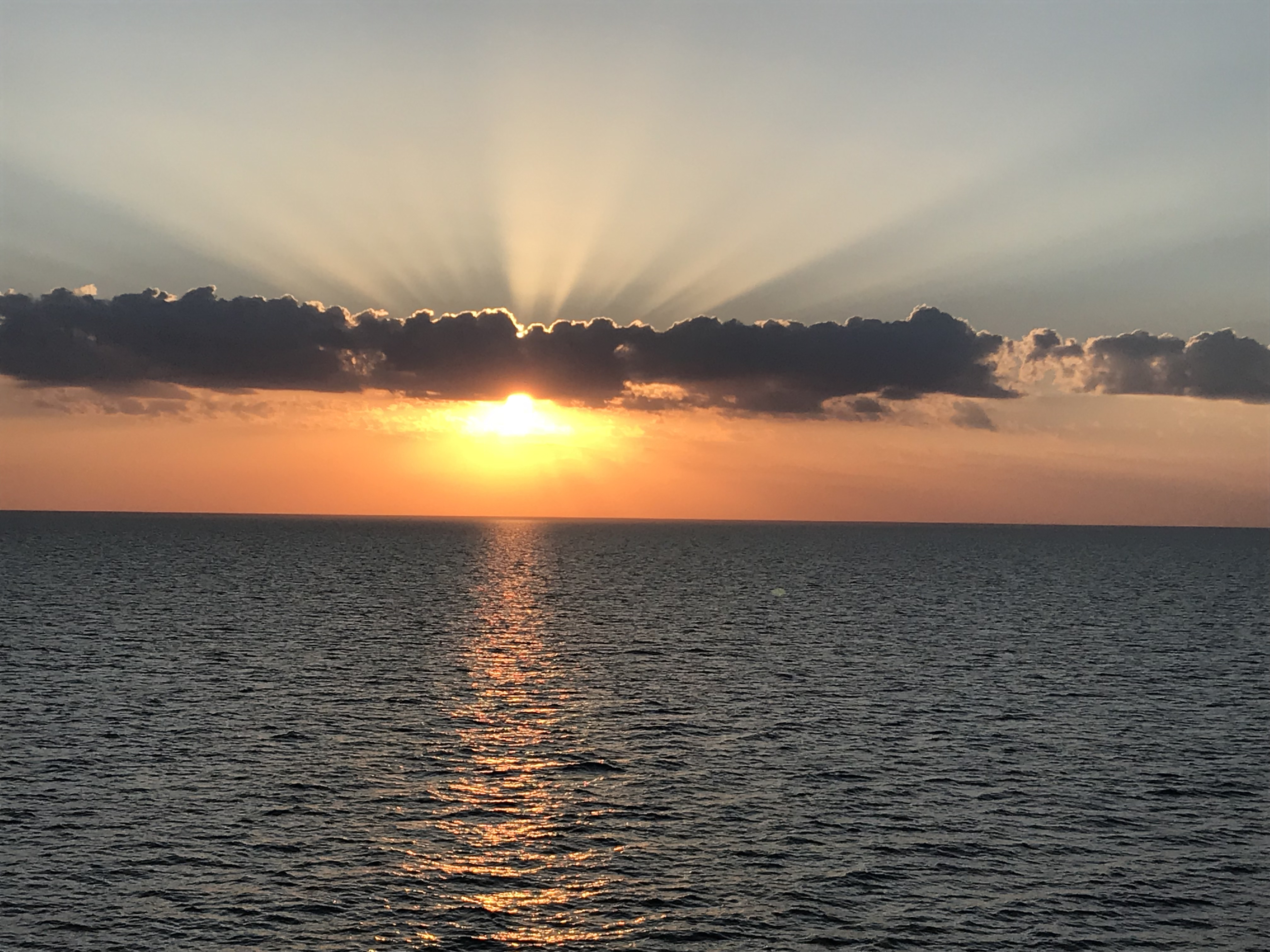 Sonnenuntergang auf dem Mittelmeer